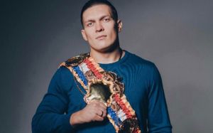 Александр Усик даже в праздники не прекращает тренировки (видео)