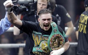 Александр Усик получил специальный пояс WBC
