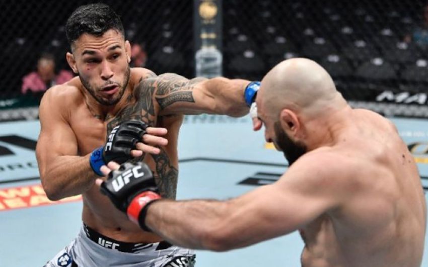 Омари Ахмедов проиграл Брэду Таваресу на UFC 264