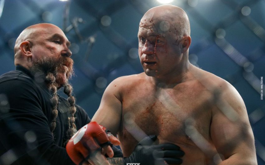 Тренер: "У Емельяненко есть проблемы с плечом и коленом, он был готов всего на 66%"
