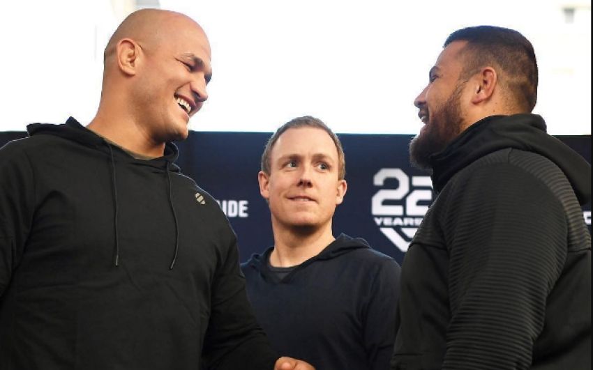 Битва взглядов на взвешивании перед турниром UFC Fight Night 142