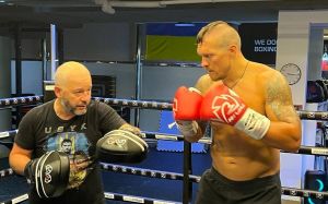 Амир Хан: "Не думаю, что Усика замедлят 15 килограммов, которые он набрал после последнего боя"