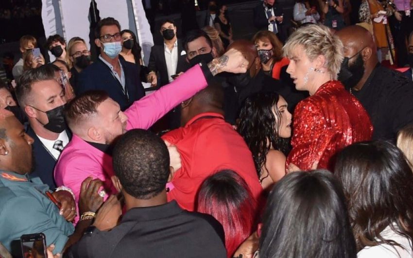 Конор МакГрегор устроил потасовку с рэпером Machine Gun Kelly на церемонии MTV