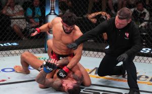 Арман Царукян финишировал Хоакима Сильву на UFC on ESPN 47