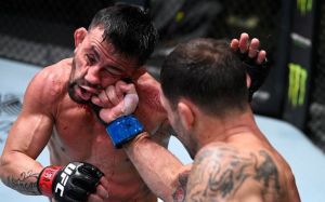 Фрэнки Эдгар победил Педро Муньоса в конкурентном бою на UFC on ESPN 15