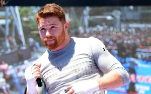 Сауль Альварес подарил Папе Римскому боксерские перчатки