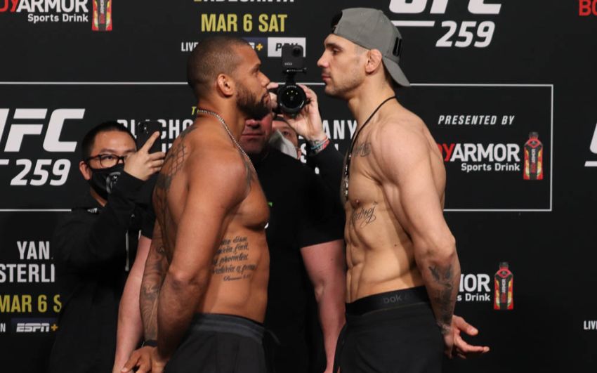Видео боя Александр Ракич - Тиаго Сантос UFC 259