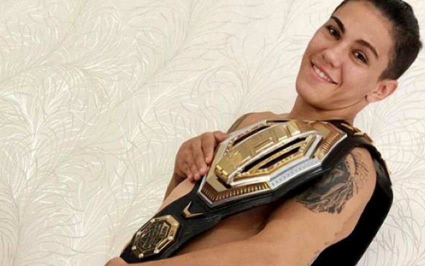 Чемпионка UFC Джессика Андраде сделала обнаженное фото с поясом