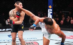 Роберт Уиттакер перебил Пауло Косту на UFC 298