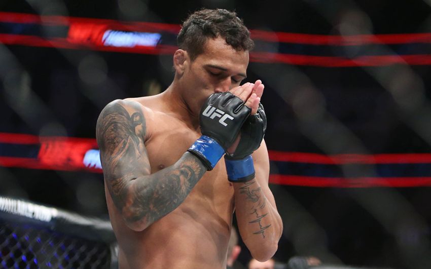 Чарльз Оливейра готовился с травмой к бою с Майклом Чендлером на UFC 262