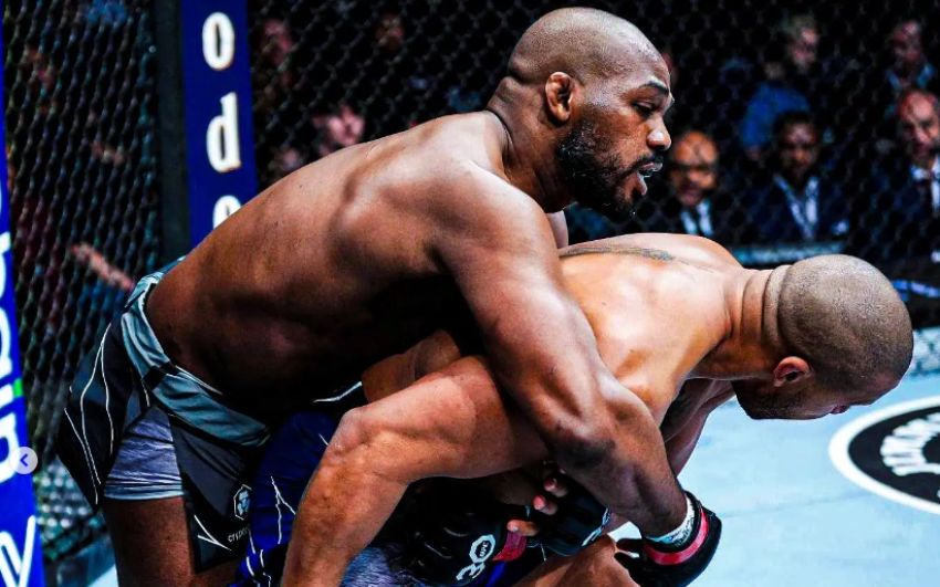 Джон Джонс уничтожил Гана и стал новым чемпионом тяжелого веса UFC