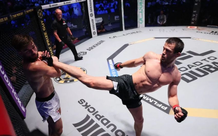Усман Нурмагомедов "задушил" Алфи Дэвиса в главном событии турнира PFL Dubai