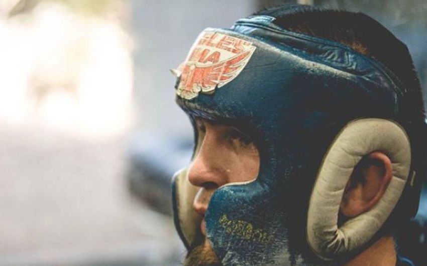 Хабиб Нурмагомедов продемонстрировал свой любимый шлем для спаррингов