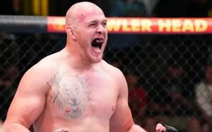 Сергей Спивак финишировал Сакаи на UFC on ESPN 40