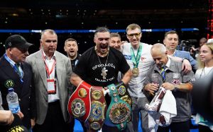 Александр Усик получил отсрочку для переговоров о поединке с Паркером