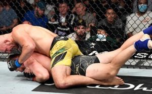 Тейшейра одолел Блаховича удушающим приемом на UFC 267, став новым чемпионом полутяжелого веса