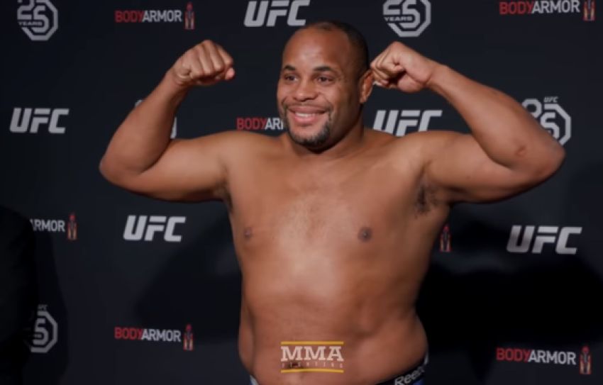 Видео взвешивания участников турнира UFC 230: Даниэль Кормье - Деррик Льюис