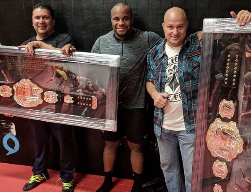 Даниэль Кормье отдал дань уважения своим тренерам, подарив им свои пояса UFC