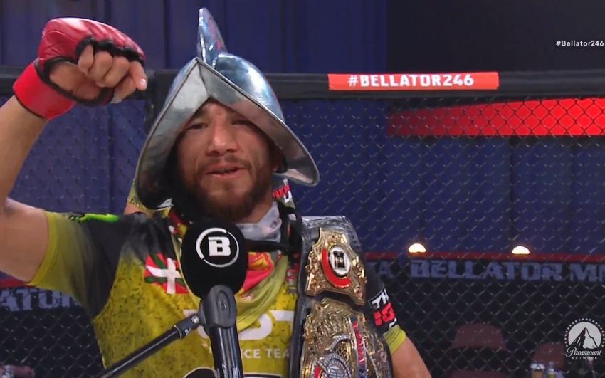 Хуан Арчулета победил Патрика Микса на Bellator 246, завоевав титул в легчайшем весе