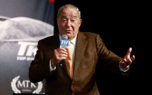 Боб Арум прокомментировал решение Джоша Тейлора отказаться от титулов WBC, WBA и IBF