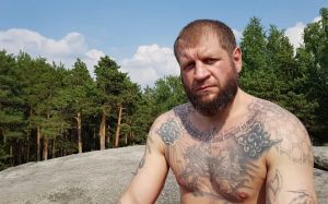 Александр Емельяненко: "Сейчас у меня очень быстро летят руки. Без проблем лупану Тарасова"