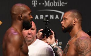 Церемония взвешивания турнира UFC 239: Джон Джонс - Тиаго Сантос, Аманда Нуньес - Холли Холм