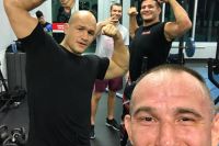 Алексей Олейник, Дмитрий Сосновский, Джуниор Дос Сантос и Гектор Ломбард поздравляют россиян с новым 2017 годом!