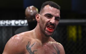 Боец UFC Девин Кларк получил жуткую травму челюсти, но продолжил драться: "Это в любом случае операция"