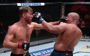 Даниэль Кормье выразил мнение по поводу изменения формы перчаток UFC, чтобы предотвратить тычки в глаза