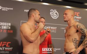 Face-off на церемонии взвешивания турнира UFC Fight Night 134: Руа - Смит