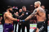 Арман Царукян засабмитил Дэна Хукера в главном бою UFC Fight Night 265