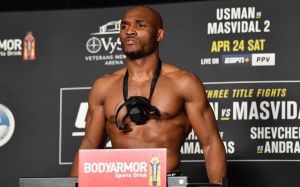 Результаты взвешивания турнира UFC 261