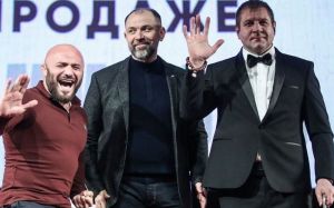 Александр Емельяненко и Магомед Исмаилов случайно повстречались у лифта