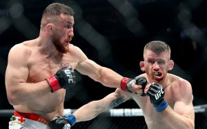 Мераб Двалишвили защитил титул в бою с Кори Сандхагеном на UFC 320