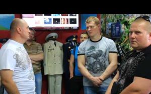 Александр Поветкин на экскурсии в музее ВДВ в Речице