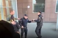 Задержал рейс, справил нужду в переходе, сфотографировался с полицией: Емельяненко снова в загуле