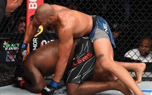 Сирил Ган финишировал Деррика Льюиса на UFC 265, завоевав временный титул тяжелого веса