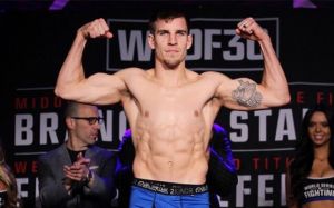 Стив Козола против Кэррингтона Бэнкса на Bellator 184