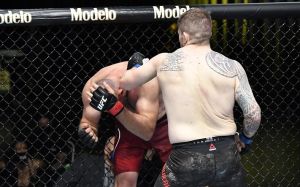 Крис Докос финишировал Алексея Олейника в первом раунде на UFC Fight Night 185