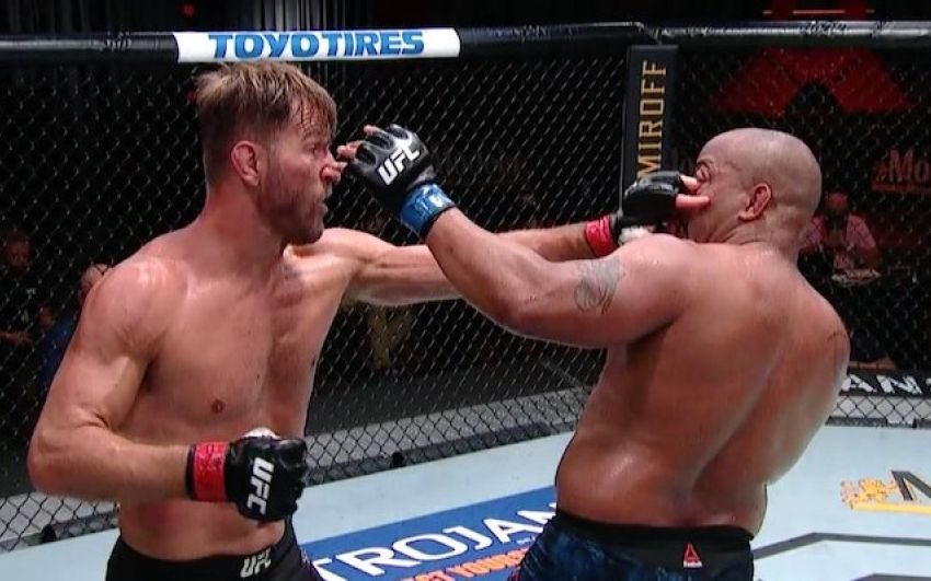 Даниэль Кормье выразил мнение по поводу изменения формы перчаток UFC, чтобы предотвратить тычки в глаза