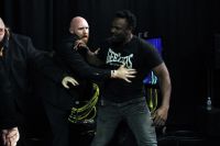 Дерек Чисора и Диллиан Уайт затеяли драку в студии канала Sky Sports