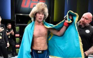 Лучший боец UFC прогнозирует победу звезды из Казахстана на UFC 285