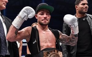 Титулованный кикбоксер Робин Ван Русмален переходит в Bellator