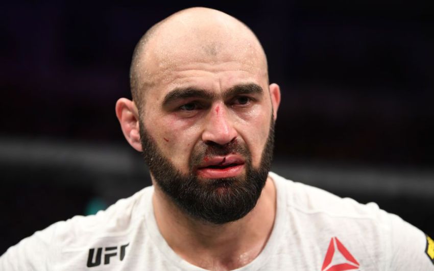 Бой Шамиля Абдурахимова в UFC перенесен из-за коронавируса в команде россиянина