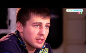 Боксер Гвоздик забиває цвяхи.