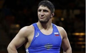 Хабиб Нурмагомедов поздравил Абдулрашида Садулаева с победой на ЧМ по борьбе