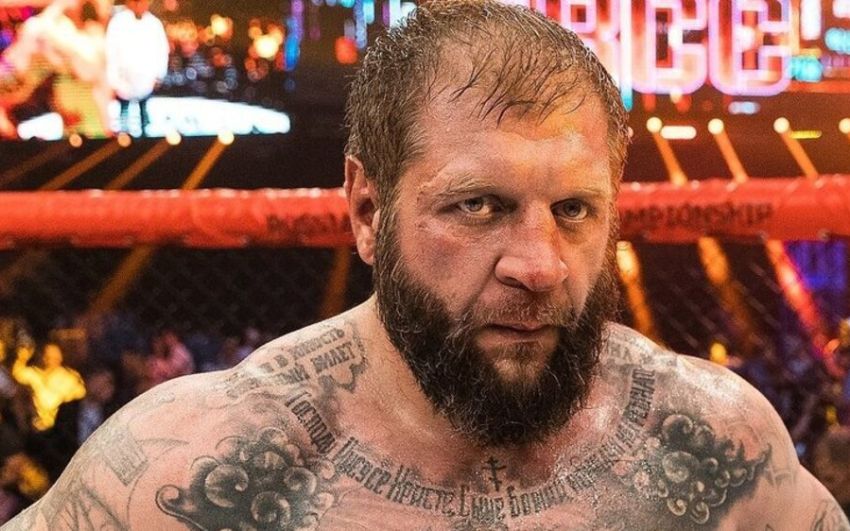 Александр Емельяненко похвастался нунчаками и чуть не разбил планшет
