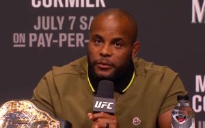 Даниэль Кормье упал после пресс-конференции к турниру UFC 226 в Лас-Вегасе