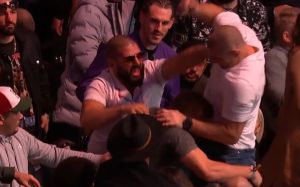 Исраэль Адесанья отреагировал на потасовку Стриклэнда и дю Плесси на UFC 296: "Мне это понравилось"