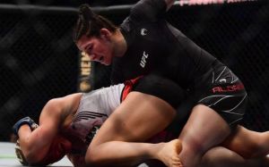 Яна Куницкая досрочно проиграла Ирен Алдане на UFC 264